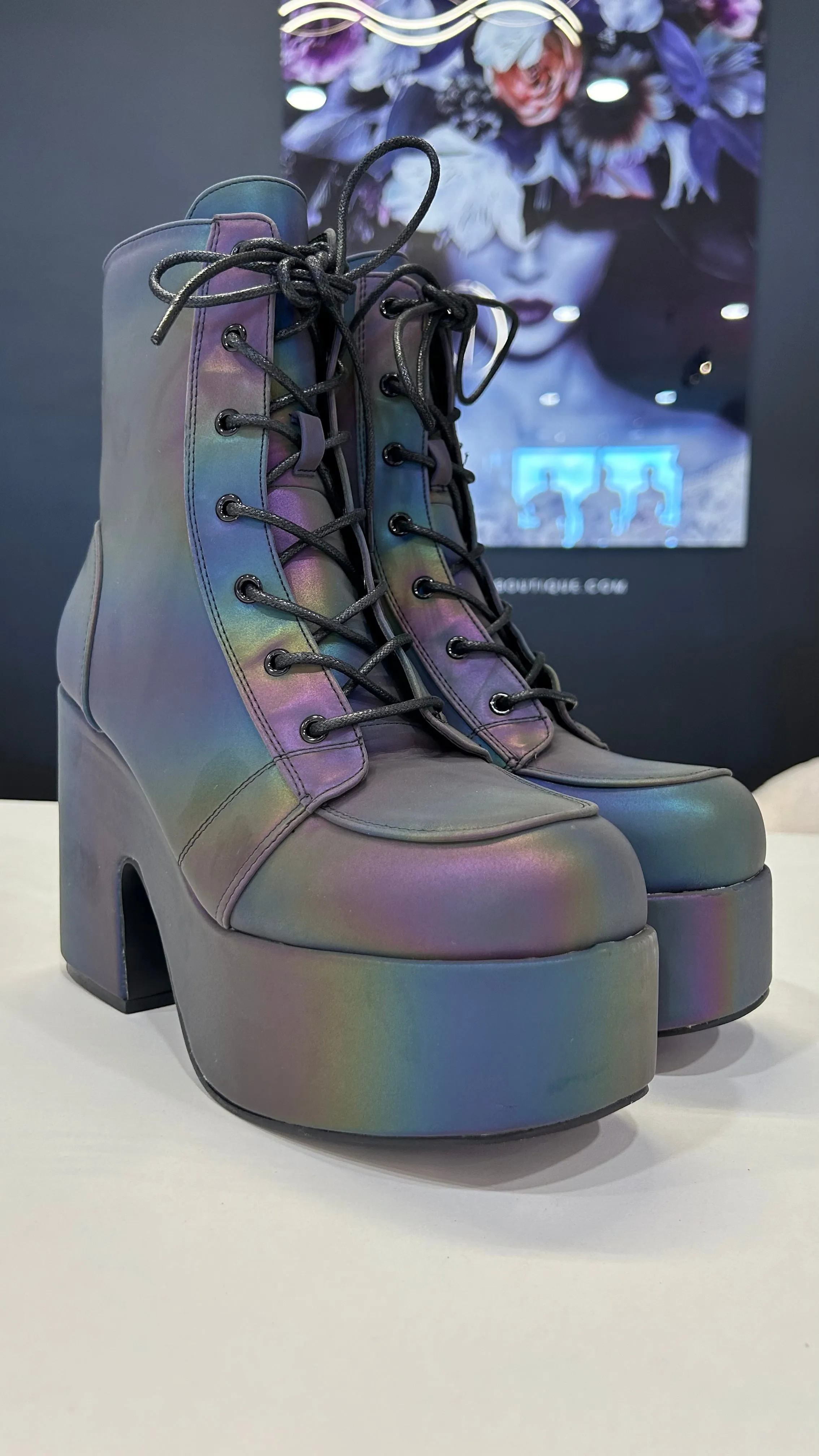 BOTAS CON PLATAFORMA GRUESA CON CORDONES REFLECTANTES PARA MUJER